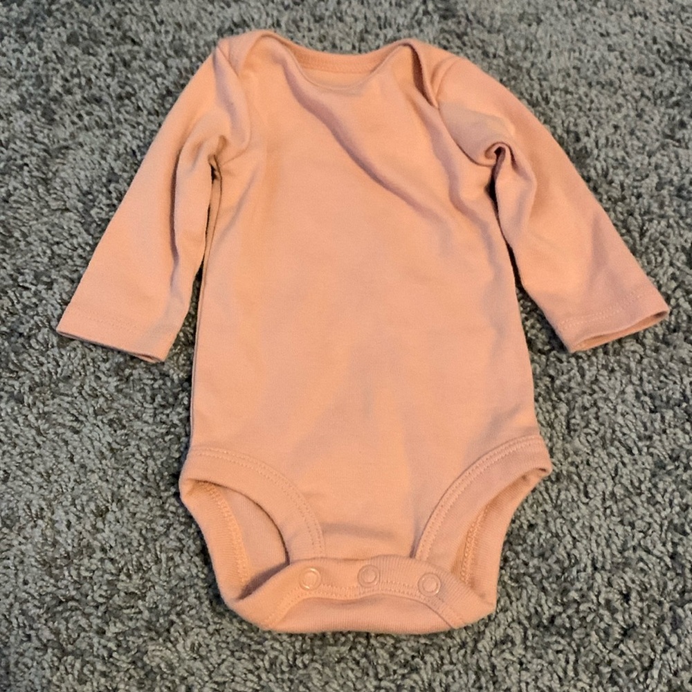 Carter’s Long sleeve Newborn Onesie EUC